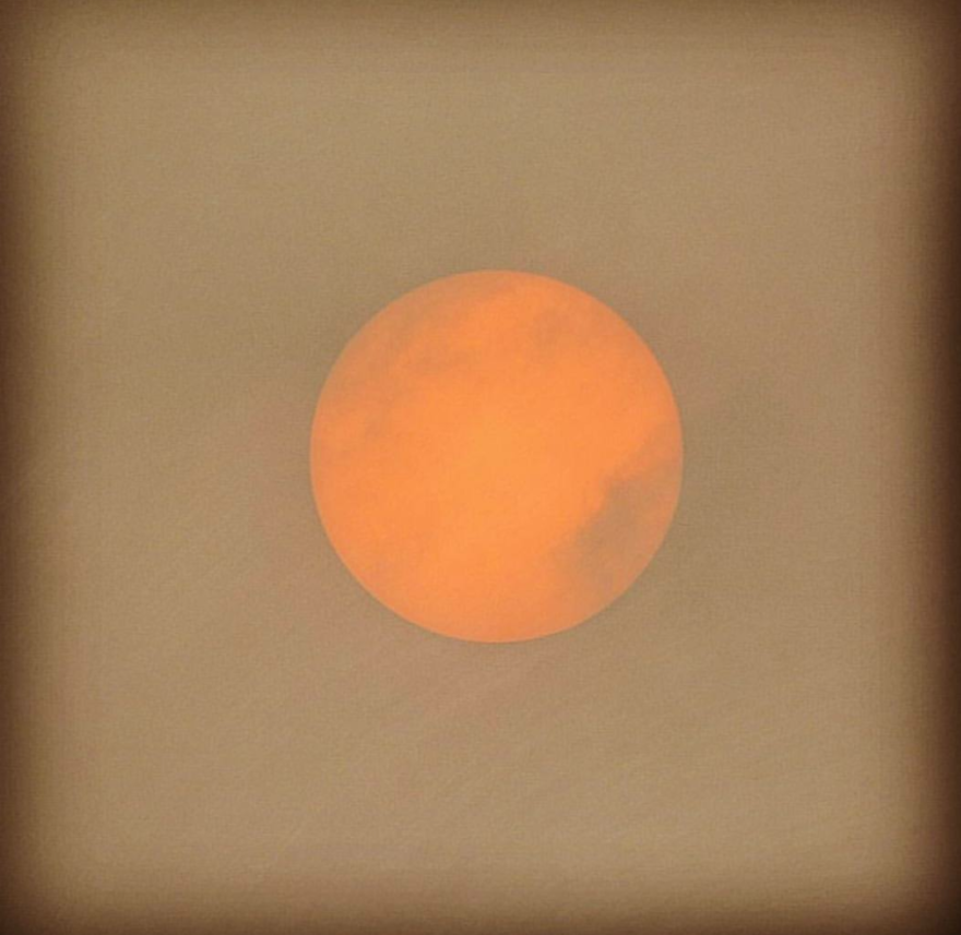 Het was of ik naar de maan keek gistermorgen toen ik naar mijn werk reed. #SahararodeZON